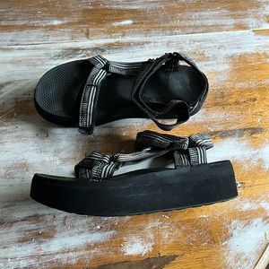 Teva Flatform Universal Chunky Sandals (Black Patterned)